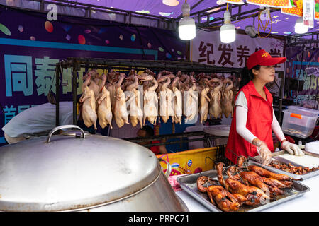 Gerupfte Enten in einer Reihe an einem Essen stehen in China Stockfoto