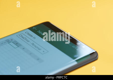 New York, USA - Oktober 3, 2018: Erstellen der Datei in Excel auf dem Smartphone Nahaufnahme der Anzeige mit gelbem Hintergrund Stockfoto