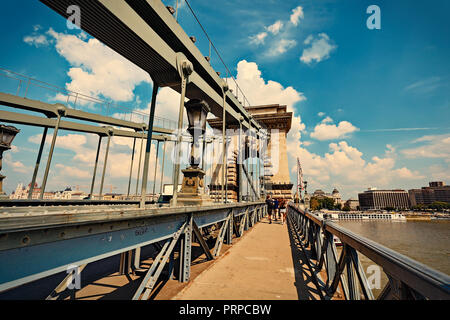 Die Széchenyi Kettenbrücke über die Donau - eines der Wahrzeichen von Budapest, Ungarn. Stockfoto