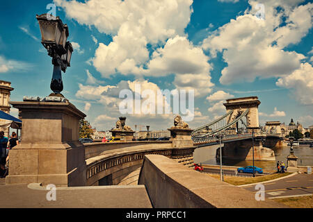 Die Széchenyi Kettenbrücke über die Donau - eines der Wahrzeichen von Budapest, Ungarn. Stockfoto