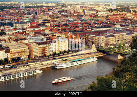 Liberty Bridge (Brücke der Freiheit) in Budapest, Ungarn, verbindet Buda und Pest über der Donau Stockfoto