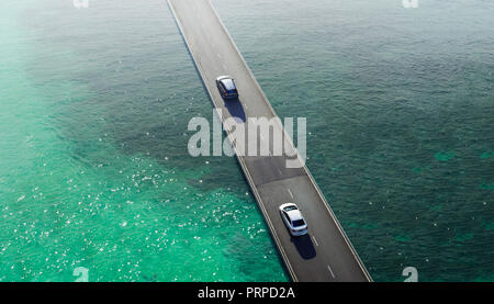 Zwei Auto pass auf Überführung Brücke an Meer, Luftbild. Stockfoto
