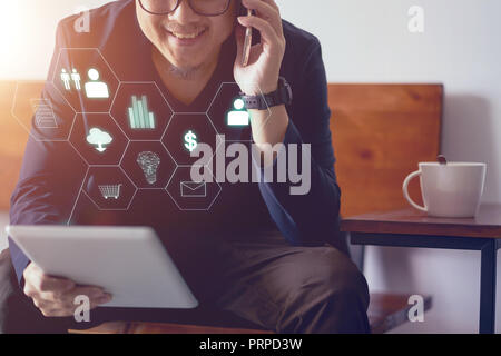 Mann mit digitalen tablet Online- Banking- und Zahlung. Unscharfer Hintergrund. Stockfoto