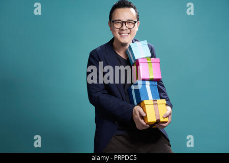 Kaufmanns die vorliegende Box zu jemanden, Urlaub und Weihnachten Geschenk Konzept geben. Stockfoto