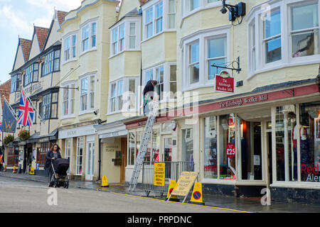 Ein Fenster mit der Reinigung von Windows auf einem Gebäude in Wells, Somerset, Großbritannien Stockfoto