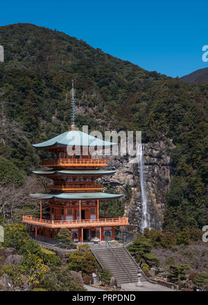 Die Pagode des UNESCO Welterbe Seiganto-ji Tempel, mit den Cascading Nachi fällt, Präfektur Wakayama, Japan. Stockfoto