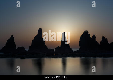 Hashi gui Iwa-Rock in der Morgendämmerung Sonnenaufgang. Eine gerade Linie von großen und kleinen Felsen, die für die Rund 850 Meter in Kushimoto Japan erstreckt. Einer Legende nach Sa Stockfoto