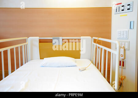 Krankenhaus Zimmer mit leeren Bett und komfortable Medizinische in einem Krankenhaus ausgestattet Stockfoto