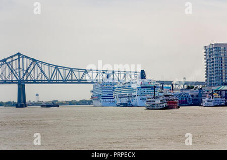 Kreuzfahrtschiffe und Dampfschiffen Pass The Crescent City Connection (Greater New Orleans Brücke), November 15, 2015, in New Orleans, Louisiana. Stockfoto