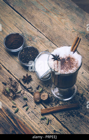 SPICE SCHMUTZIG Chai Latte. Masala Chai und Espresso. Herbst oder Winter warm Spice Kaffee trinken. Nahaufnahme Stockfoto