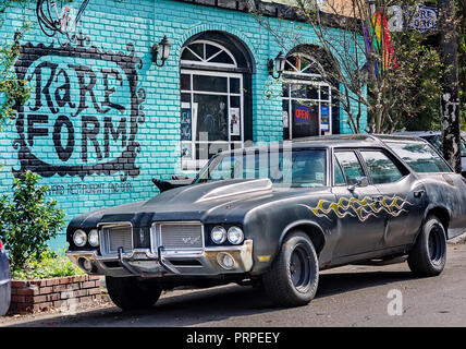 Ein Wandgemälde und Custom lackierte Vista Cruiser grüßt Gönner der seltenen Form Restaurant und Bar, 11. November 2015 in New Orleans, Louisiana. Stockfoto