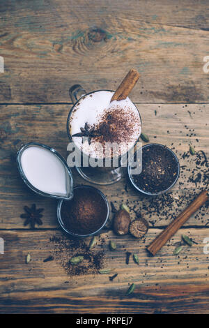 SPICE SCHMUTZIG Chai Latte. Masala Chai und Espresso. Herbst oder Winter warm Spice Kaffee trinken. Nahaufnahme Stockfoto