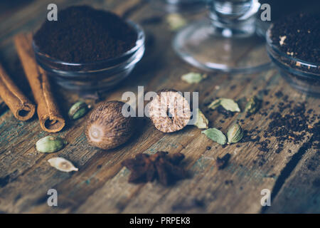 Gewürze für Masala Chai oder chai latte. Muskatnuss, Kardamom, Zimt und Anis. Nahaufnahme Stockfoto