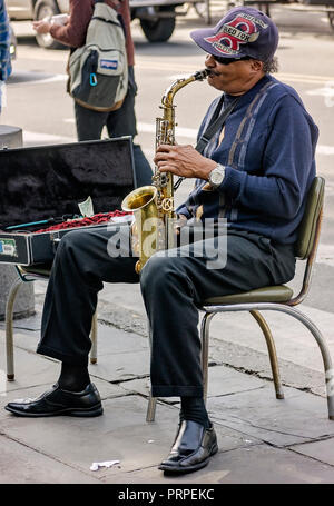 Ein Straßenmusiker spielt am 15. November 2015 auf dem French Market in New Orleans, Louisiana, Saxophon. Stockfoto