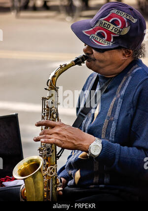 Ein Straßenmusiker spielt am 15. November 2015 auf dem French Market in New Orleans, Louisiana, Saxophon. Stockfoto