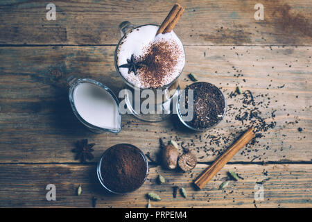 SPICE SCHMUTZIG Chai Latte. Masala Chai und Espresso. Herbst oder Winter warm Spice Kaffee trinken. Nahaufnahme Stockfoto
