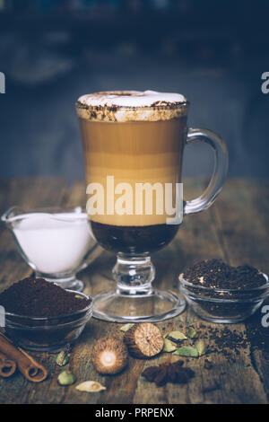 SPICE SCHMUTZIG Chai Latte. Masala Chai und Espresso. Herbst oder Winter warm Spice Kaffee trinken. Nahaufnahme Stockfoto