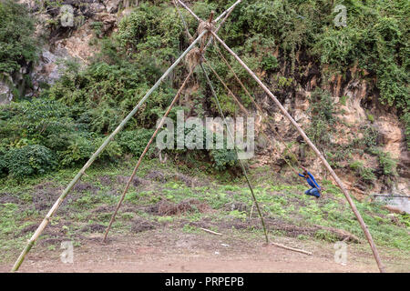 Junge auf Bambus Swing, Nepal. Stockfoto