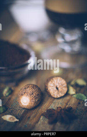 Gewürze für Masala Chai oder chai latte. Muskatnuss, Kardamom, Zimt und Anis. Nahaufnahme Stockfoto