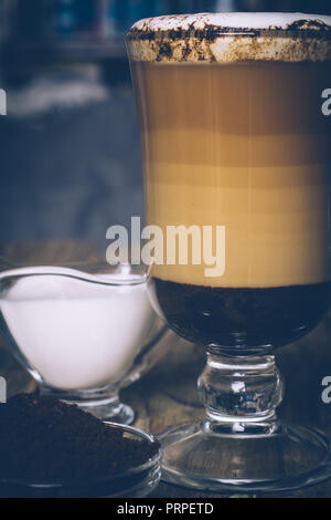SPICE SCHMUTZIG Chai Latte. Masala Chai und Espresso. Herbst oder Winter warm Spice Kaffee trinken. Nahaufnahme Stockfoto