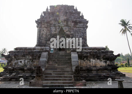 Mendut ist ein 9.-Jahrhundert Buddhistische Tempel, in Mendut Dorf, Zentraljava, Indonesien. Stockfoto