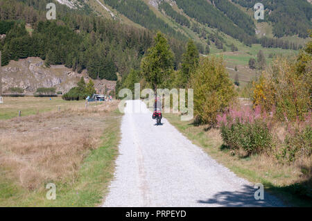 Radfahren das Inntal, Engadin, Schweiz fotografierte in Celerina, Maloja Region, Kanton Graubünden, Schweiz. Model Release verfügbar Stockfoto
