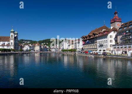 Waterside Gebäude entlang Rathausquai, Luzern, Schweiz Stockfoto