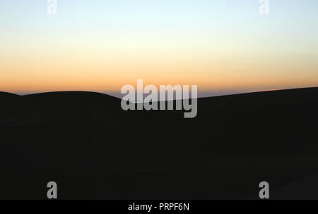 Schönen Sonnenaufgang in den Dünen von Maspalomas, Kanarische Inseln, am frühen Morgen, Stockfoto