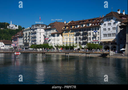 Waterside Gebäude entlang Rathausquai, Luzern, Schweiz Stockfoto