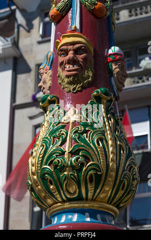 Die reich verzierten und attraktive Fritschi Brunnen in Kapellgasse, Luzern, Schweiz Stockfoto