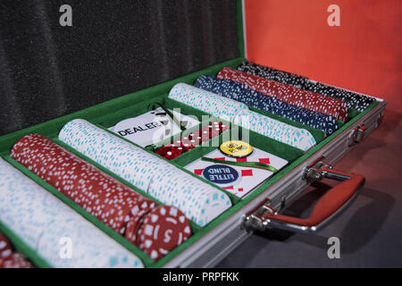 Poker Fall mit Chips und Karten spielen. Stockfoto