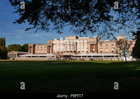 Buckingham Palast und Gärten, die nach Westen ausgerichtete Fassade in London England. Stockfoto