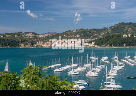 Die maritimen Dorf San Terenzo vom Schloss von Lerici, La Spezia, Ligurien, Italien gesehen Stockfoto