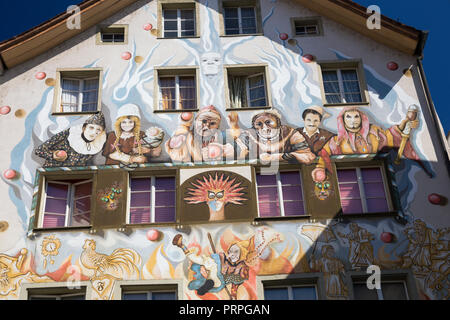 Farbenfrohen Wandmalereien an der Fassade des Restaurants Fritschi in Sternenplatz, Luzern, Schweiz Stockfoto