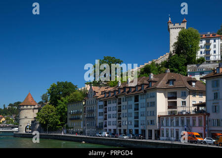 Nölliturm Tower, alte Stadtmauer Stadtmauer und Männliturm Turm aus Der Spreuer Brücke, Luzern, Schweiz, gesehen. Stockfoto