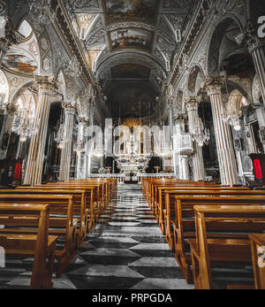 Schöne Kirche Innenraum Gang Stockfoto