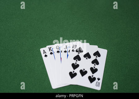 Casino abstrakten Foto. Poker spiel auf roten Hintergrund. Thema Glücksspiel. Stockfoto