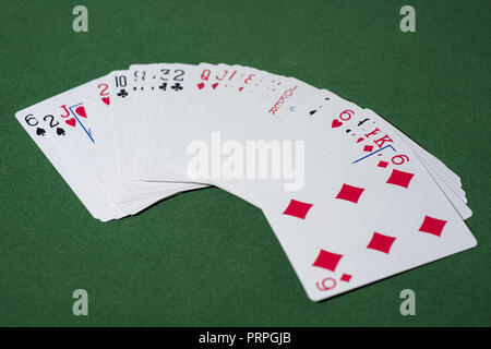 Casino abstrakten Foto. Poker spiel auf roten Hintergrund. Thema Glücksspiel. Stockfoto