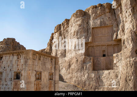 Der Würfel des Zoroaster und Grab von Darius II bei Naqsh-e Rostam, Iran Stockfoto