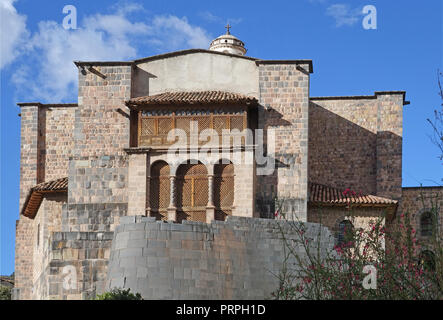 Gegensatz von Inca Sonnentempel Coricancha Stiftung mit dem Spanischen Kolonialstil Kloster und die Kirche von Santo Domingo auf Stockfoto