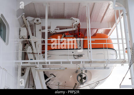 Rettungsboot auf dem Deck eines Kreuzfahrtschiffes Stockfoto