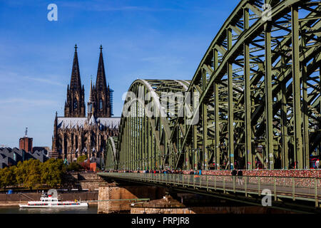 Kölner Dom oder Kölner Dom mit Hohenzollernbrücke Brücke über den Rhein, Köln, Nordrhein-Westfalen, Rheinland, Deutschland Stockfoto