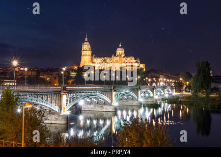 Nachtansicht von Salamanca Alte und Neue Kathedrale von Enrique Esteban Brücke über den Fluss Tormes, Gemeinschaft Kastilien und León, Spanien. Ein UNESCO Stockfoto