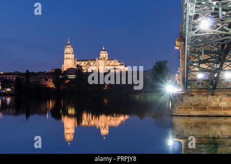 Nachtansicht von Salamanca Alte und Neue Kathedrale von Enrique Esteban Brücke über den Fluss Tormes, Gemeinschaft Kastilien und Leon, Spanien. Stockfoto