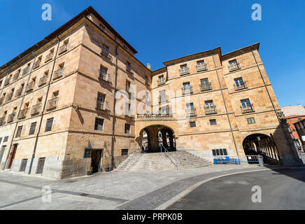 Einer der Eingänge in Salamanca Hauptplatz, Gemeinschaft Kastilien und Leon, Spanien. Stockfoto