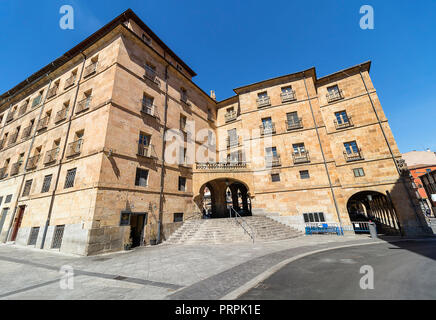 Einer der Eingänge in Salamanca Hauptplatz, Gemeinschaft Kastilien und León, Spanien. Von der UNESCO zum Weltkulturerbe erklärte im Jahr 1988 Stockfoto