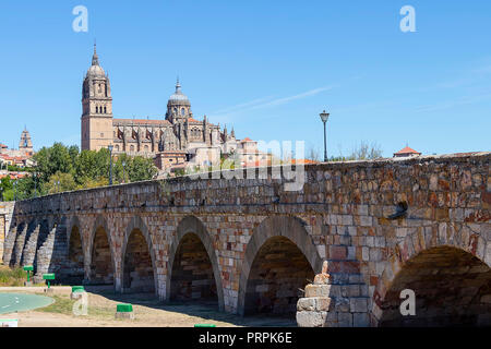 Anzeigen von Salamanca Alte und Neue Kathedrale aus der römischen Brücke, Gemeinschaft Kastilien und León, Spanien. Von der UNESCO zum Weltkulturerbe erklärte im Jahr 1988 Stockfoto