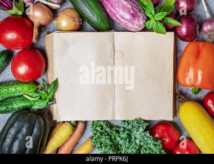 Altes Buch und Gemüse Stockfoto