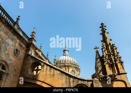 Salamanca, Spanien - 8. September 2017: Detail der oberen Seite von Salamanca Alte und Neue Kathedrale, Gemeinschaft Kastilien und León, Spanien. Stadt erklärt ein Stockfoto