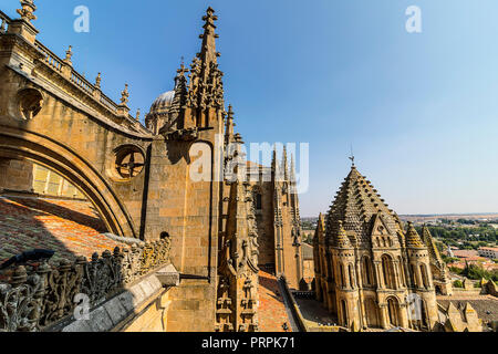 Salamanca, Spanien - 8. September 2017: Detail der oberen Seite von Salamanca Alte und Neue Kathedrale, Gemeinschaft Kastilien und León, Spanien. Stadt erklärt ein Stockfoto